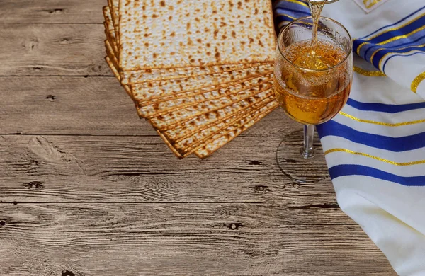 Matza bread for passover celebration and wine — Stock Photo, Image