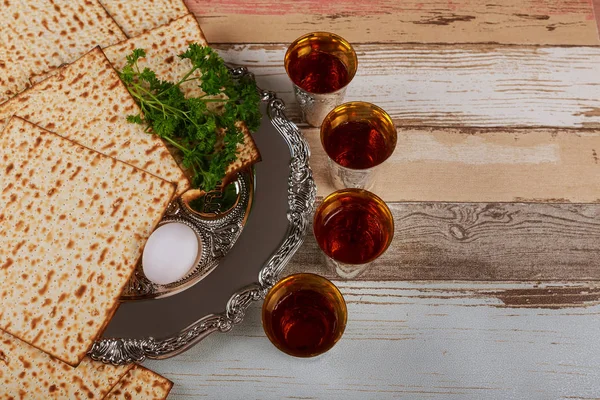 Matzo, huevo y vino para la celebración de la Pascua —  Fotos de Stock