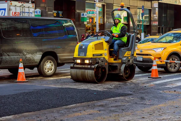 НЬЮ-ЙОРК - 16 марта 2017 года: Строится дорога, асфальтируется — стоковое фото