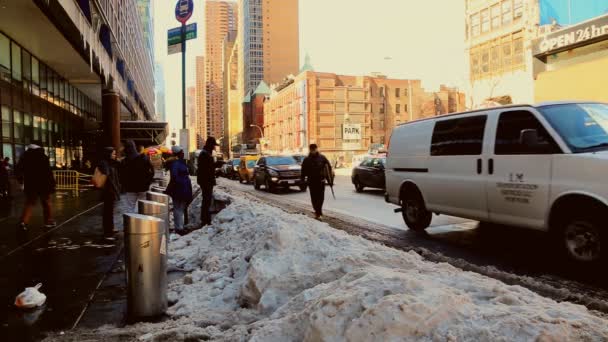 НЬЮ-ЙОРК - 16 марта 2017 года Сильный снег на проспекте, Нью-Йорк, Манхэттен , — стоковое видео
