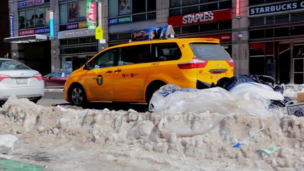 NEW YORK CITY - March 16, 2017 Heavy snow at avenue, New York, Manhattan, — Stock Video