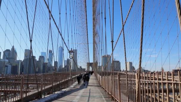 New York City - 16 maart 2017 de Brooklyn Bridge in de Verenigde Staten. — Stockvideo