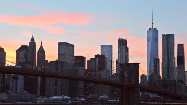 De Brooklyn Bridge en de Skyline van Manhattan uit, New York. — Stockvideo