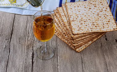 Matzo Fısıh Bayramı ve şarap masada