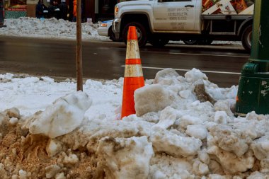 New York City - 16 Şubat 2017: karla kaplı sokak ve kumtaşı binalar Manhattan, New York City'deki kar fırtınası sırasında