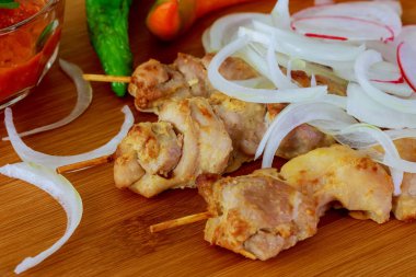 Tavuk tikka kebap kırmızı soğan ve biber ile.