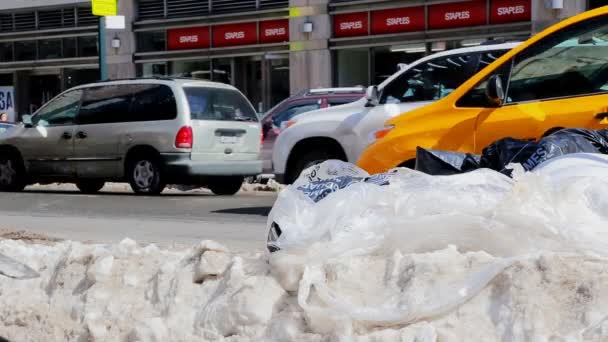 New York City - 2017. március 16.: Hóval borított utca és a Manhattan, New York City régi bérház keveréke — Stock videók