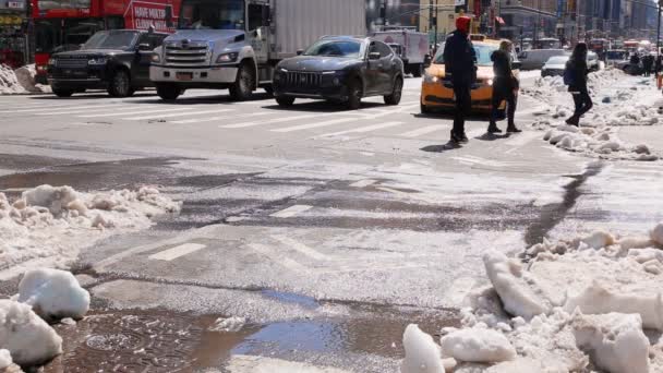 НЬЮ-ЙОРК - 16 марта 2017 года: Заснеженная улица и Браунстоун в Манхэттене, Нью-Йорк — стоковое видео