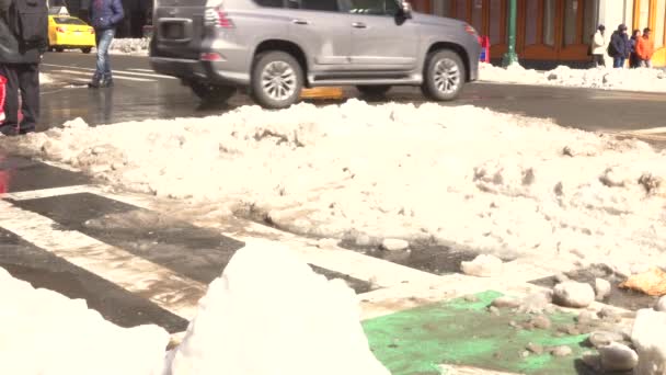 NOVA CIDADE DA IORQUE - 16 de março de 2017: Rua coberta de neve e Brownstone em Manhattan, Nova York — Vídeo de Stock