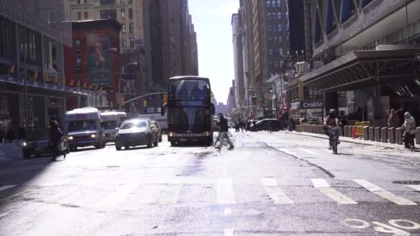 NEW YORK CITY - 16 marzo 2017: Strada innevata e Brownstone a Manhattan, New York — Video Stock