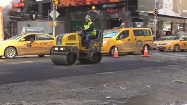 NEW YORK CITY - March 16, 2017: Road under construction, asphalting in progress — Stock Video