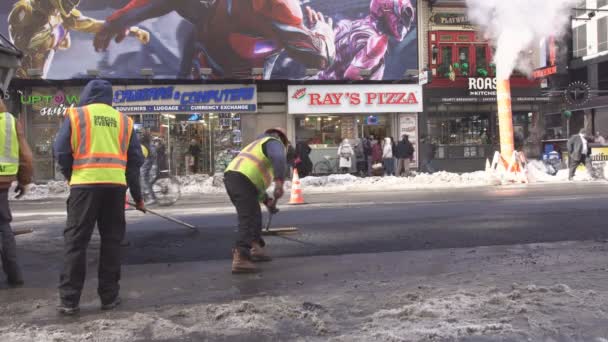 NOVA CIDADE DA IORQUE - 16 de março de 2017: pavimentando o caminho para Nova York na primavera após a tempestade de neve — Vídeo de Stock