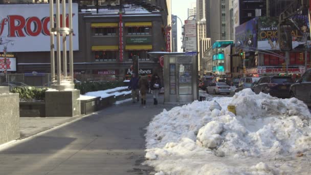 NEW YORK CITY - March 16, 2017: Snow covered street and Brownstone in Manhattan, New York City — Stock Video