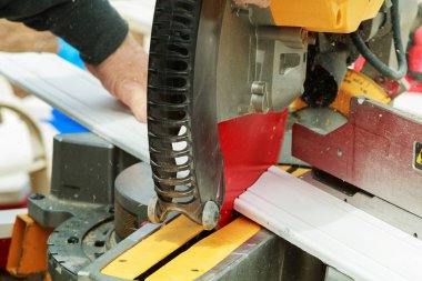 Daire testere bıçağı kesim pencere fiber cam ekstrüzyon profil