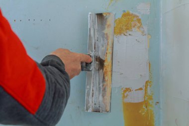 Erkek oluşturucu onarım daire yapar.