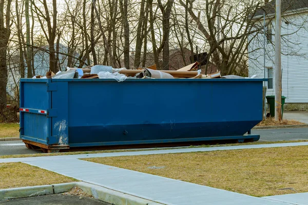 Plné Bill nad tekoucí vlající kontejnery s odpadky — Stock fotografie