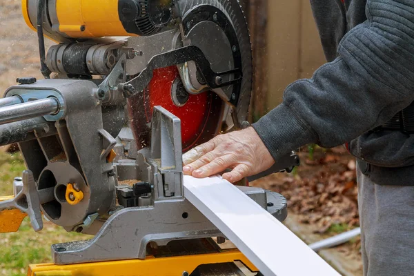 Vista lateral del trabajador manual medio adulto cortando madera —  Fotos de Stock