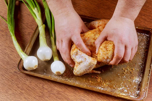 Pollo crudo marinado chef en un tazón —  Fotos de Stock