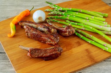 Lezzetli mangalda pirzola kızarmış ekmek, lahana salatası ve keskin bir Barbekü sos ile