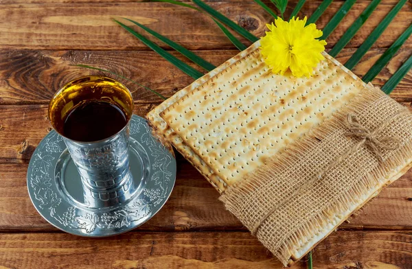 Pesach Zátiší s vínem a matzoh židovský Pesach chléb — Stock fotografie