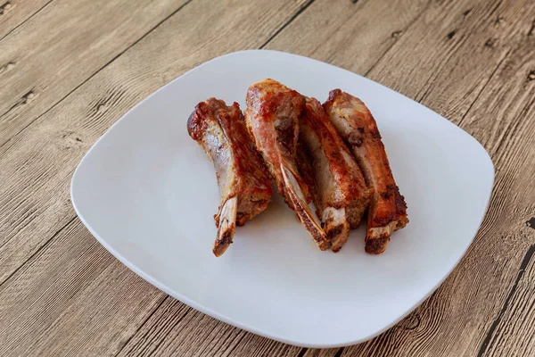 Costillas de cerdo asadas en costillas de barbacoa con — Foto de Stock