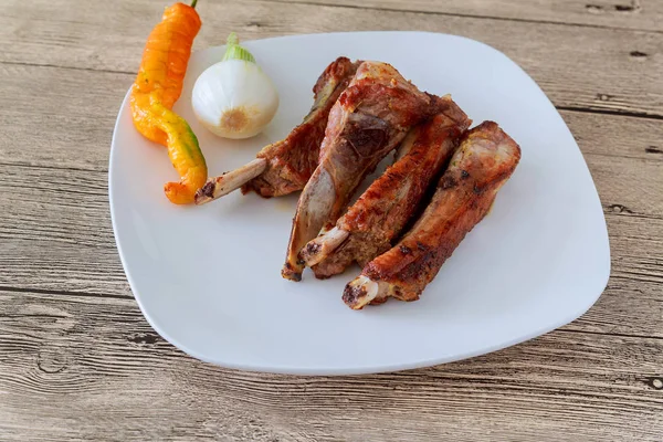 Grilled barbecued spare ribs with baked beans and coleslaw — Stock Photo, Image