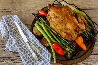 fırında patates dilimleri ile altın gevrek deri tavuk ızgara