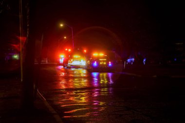 Sayreville Nj, Amerika Birleşik Devletleri - Apryl 01, 2017 itfaiye araçları bir çağrısına yanıt geceleri.
