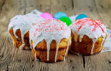 Ev yapımı geleneksel Paskalya kek kulich Ukrayna yumurta renkli