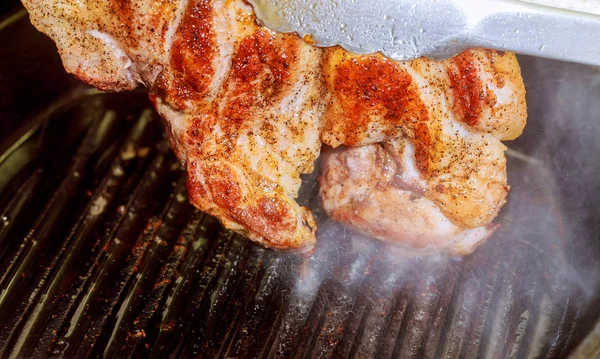 Le bistecche di manzo alla griglia bollenti si cuociono sulla griglia — Foto Stock