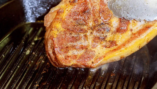 Grande pezzo di carne di manzo fresca preparata su una padella alla griglia. — Foto Stock