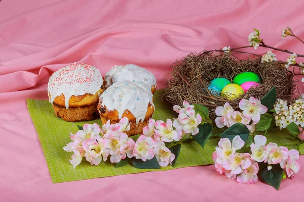 Пасхальный торт и цветные яйца — стоковое фото