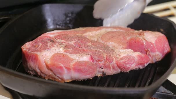 Cocinar filete en la parrilla. Barbacoa Preparación de carne para filete . — Vídeo de stock