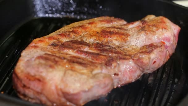 Velký kus čerstvého hovězího masa připraveného na grilovací pánvi. — Stock video