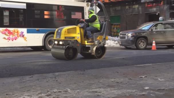 New York City - 2017. március 16. városi közúti fejlesztés alatt áll, a sárga roller tárolási — Stock videók