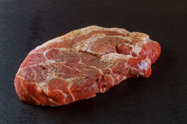 Çiğ domuz eti bir grafit siyah tablo