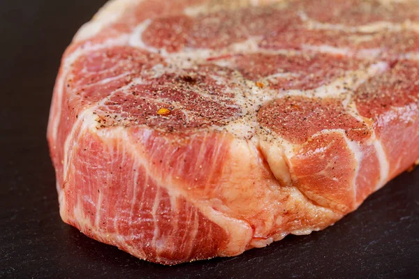 Carne fresca e cruda. Bistecche di medaglione Sirloin di fila pronte da cuocere . — Foto Stock