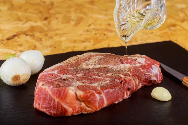 Çiğ et biftek kavurma taş koyu arka plan üzerinde — Stok fotoğraf