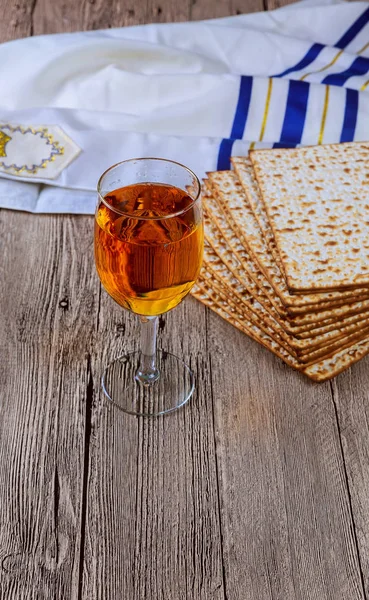 Matzo für Pessach und Wein auf dem Tisch — Stockfoto