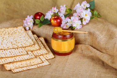 Pesach natürmort şarap ve matzoh Yahudi Fısıh ekmek ile