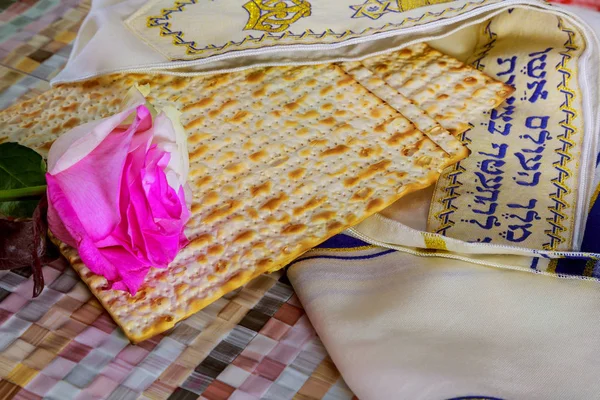 Pesach Natura morta con vino e pane pasquale ebreo matzoh — Foto Stock