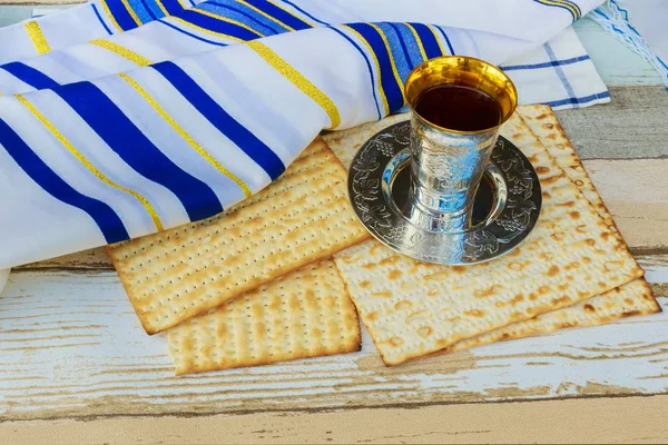 Stilleven met wijn en matzoh Joodse Pascha brood — Stockfoto