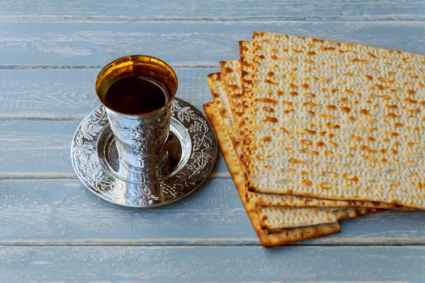 Natureza morta com vinho e pão de páscoa judaico matzoh — Fotografia de Stock