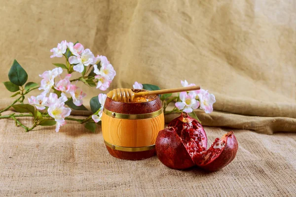 Tarro de miel y manzanas frescas con granada sobre fondo bokeh — Foto de Stock