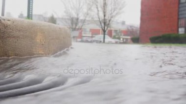 Şehir sokakları, su damlaları, su birikintileri, akarsu, dalgalanma yağmurlu gün,