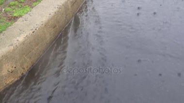 şiddetli yağmur su birikintileri ve yağmur damlaları-yağmur damlaları ve dalgaların yüzey yolda - kırsal manzara doğal arka planlar