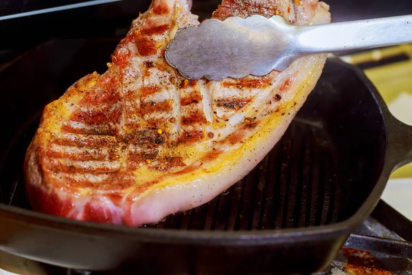 Свиной стейк на сковороде — стоковое фото