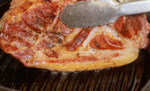 Côtelettes de porc juteuses sont grillées — Photo
