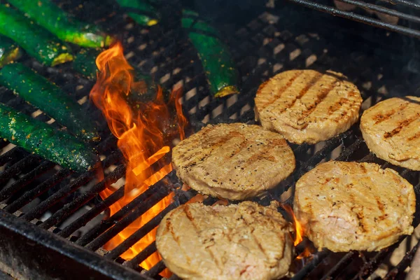 Мясо говядины или свинины барбекю гамбургеры приготовленные на гриле — стоковое фото