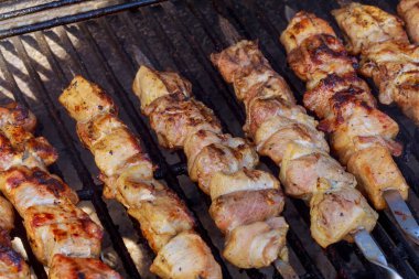 Metal şiş portre üzerinde yemek ızgara kebap. Barbeküde pişmiş kavrulmuş et.